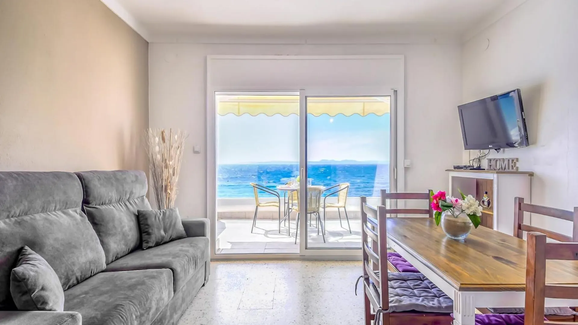 Pretty Apartment With Balcony Montjoi